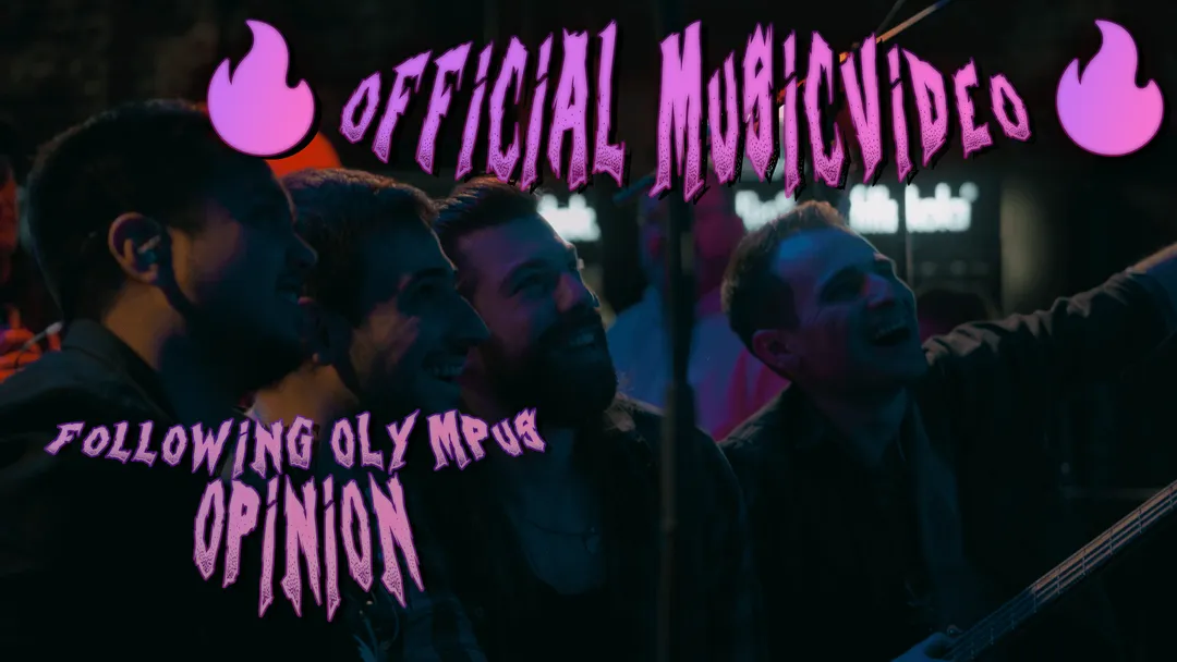 Усі учасники гурту усміхаються для фото. Вгорі написано "Opinion".